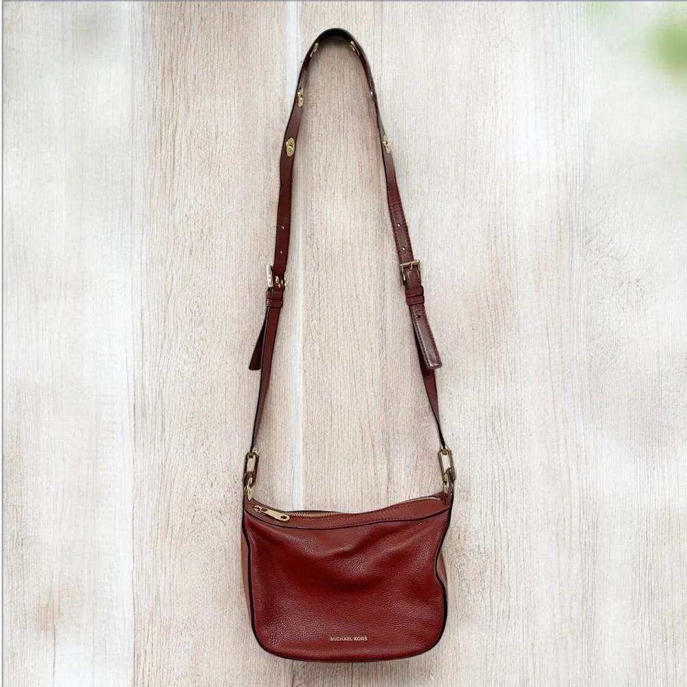 Michael Kors Raven Medium Leather Messenger Bag - Picture 4 of 13